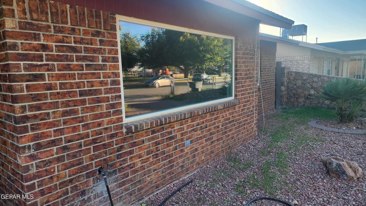 1209 Antonio St - Photo 2 of 9