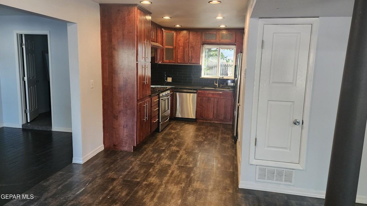 1209 Antonio St - Photo 4 of 9