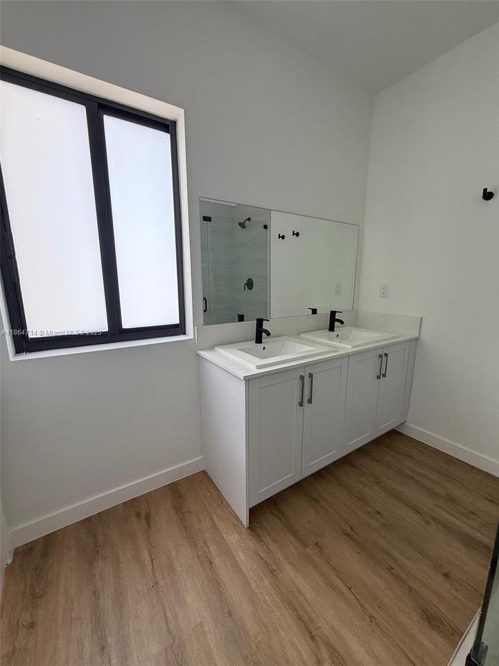 421 Sw 1st St - Photo 2 of 8