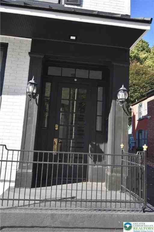 100 4th St - Photo 3 of 32