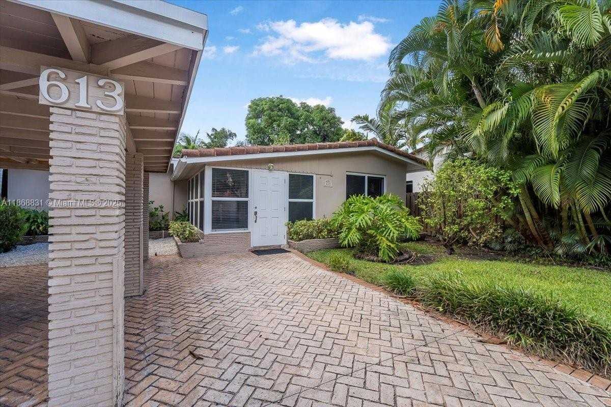 613 Ne 17th Ter #A - Photo 3 of 37