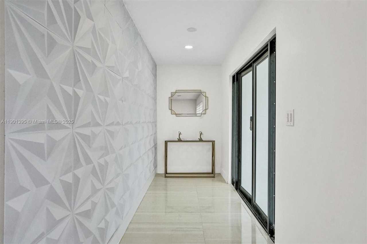 1141 N Northlake Dr - Photo 4 of 50