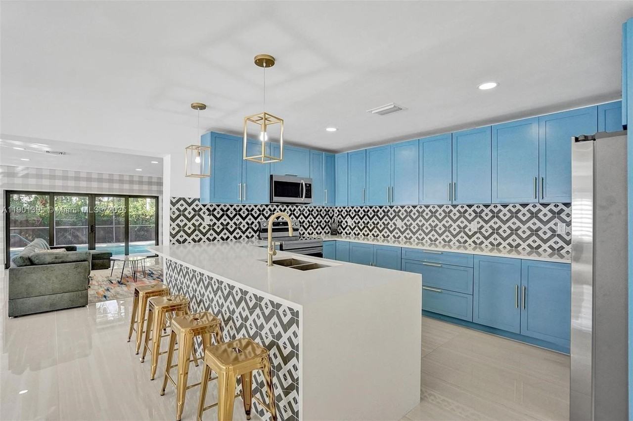 1141 N Northlake Dr - Photo 6 of 50