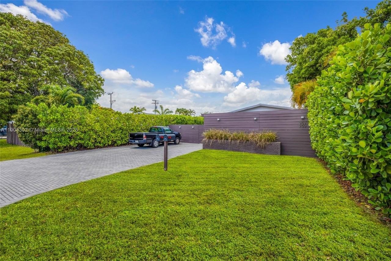 707 Northeast 22nd Drive #707 - Photo 2 of 25