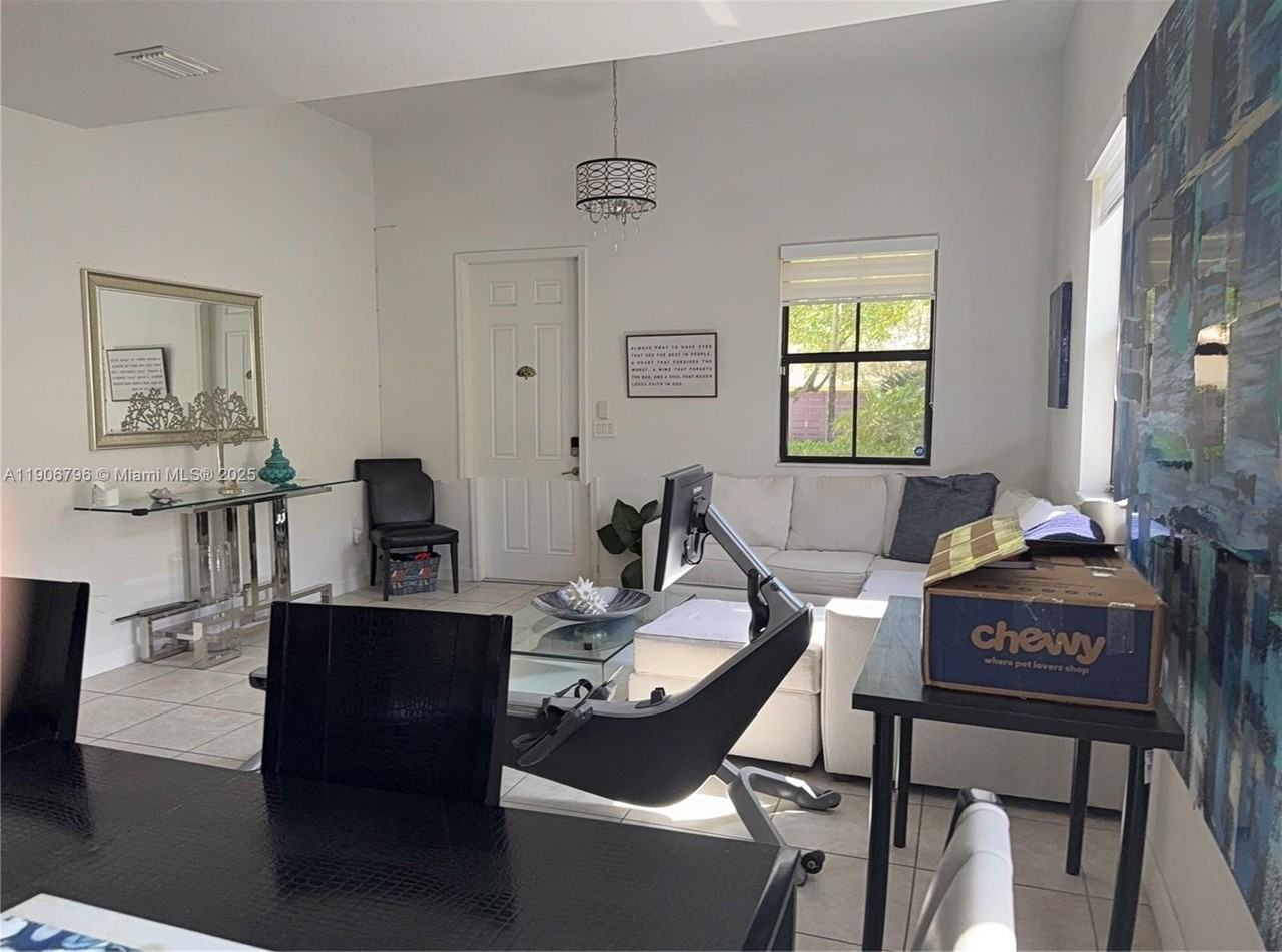 180 Se 36th Ave - Photo 2 of 15