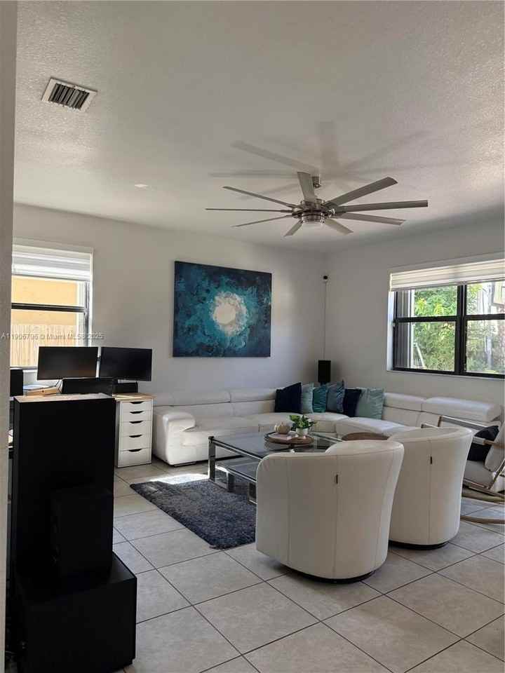 180 Se 36th Ave - Photo 4 of 15