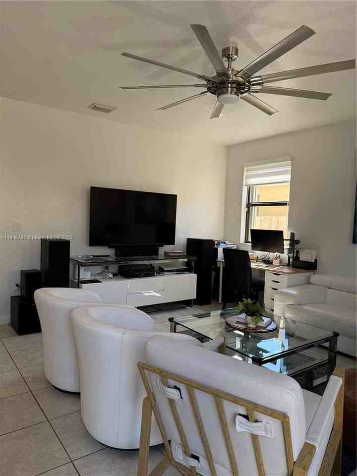 180 Se 36th Ave - Photo 5 of 15