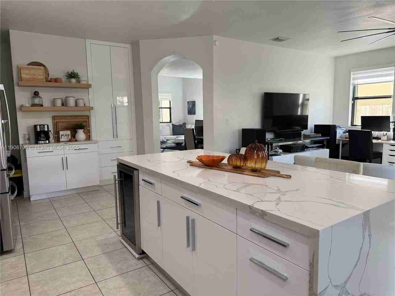 180 Se 36th Ave - Photo 7 of 15