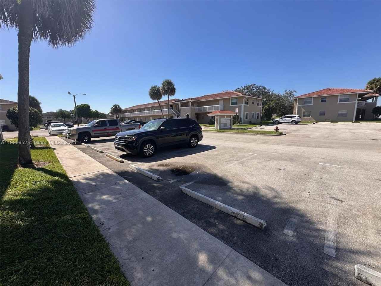 1021 Twin Lakes Dr #28H - Photo 2 of 21