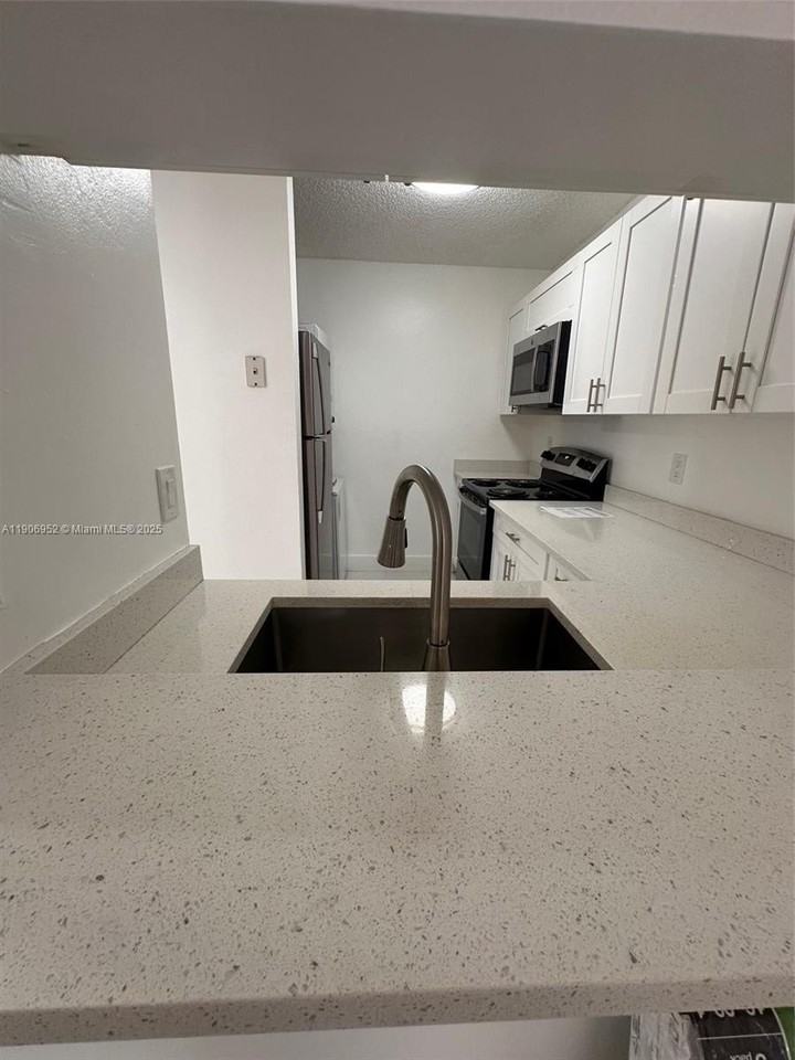 1021 Twin Lakes Dr #28H - Photo 7 of 21