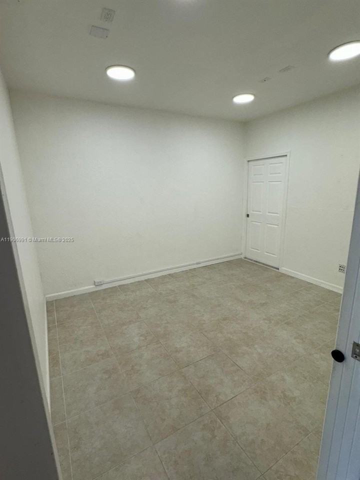 297 Las Brisas Cir - Photo 2 of 26