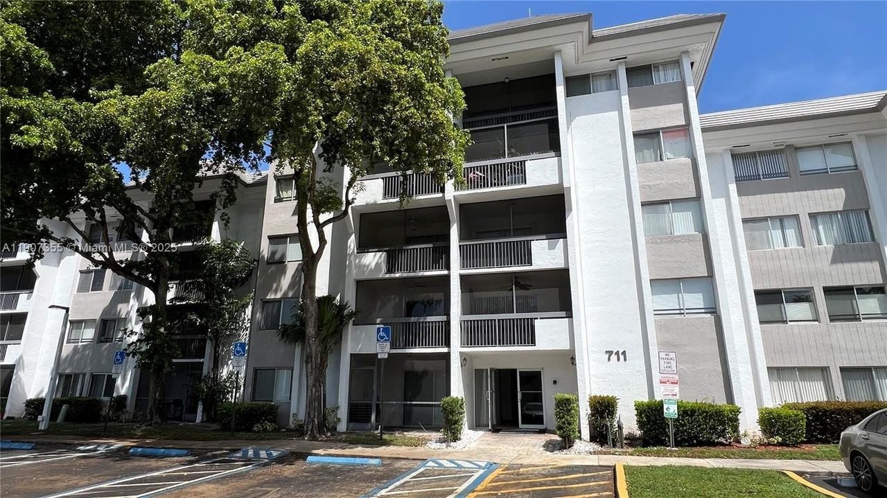711 N Pine Island Rd #415