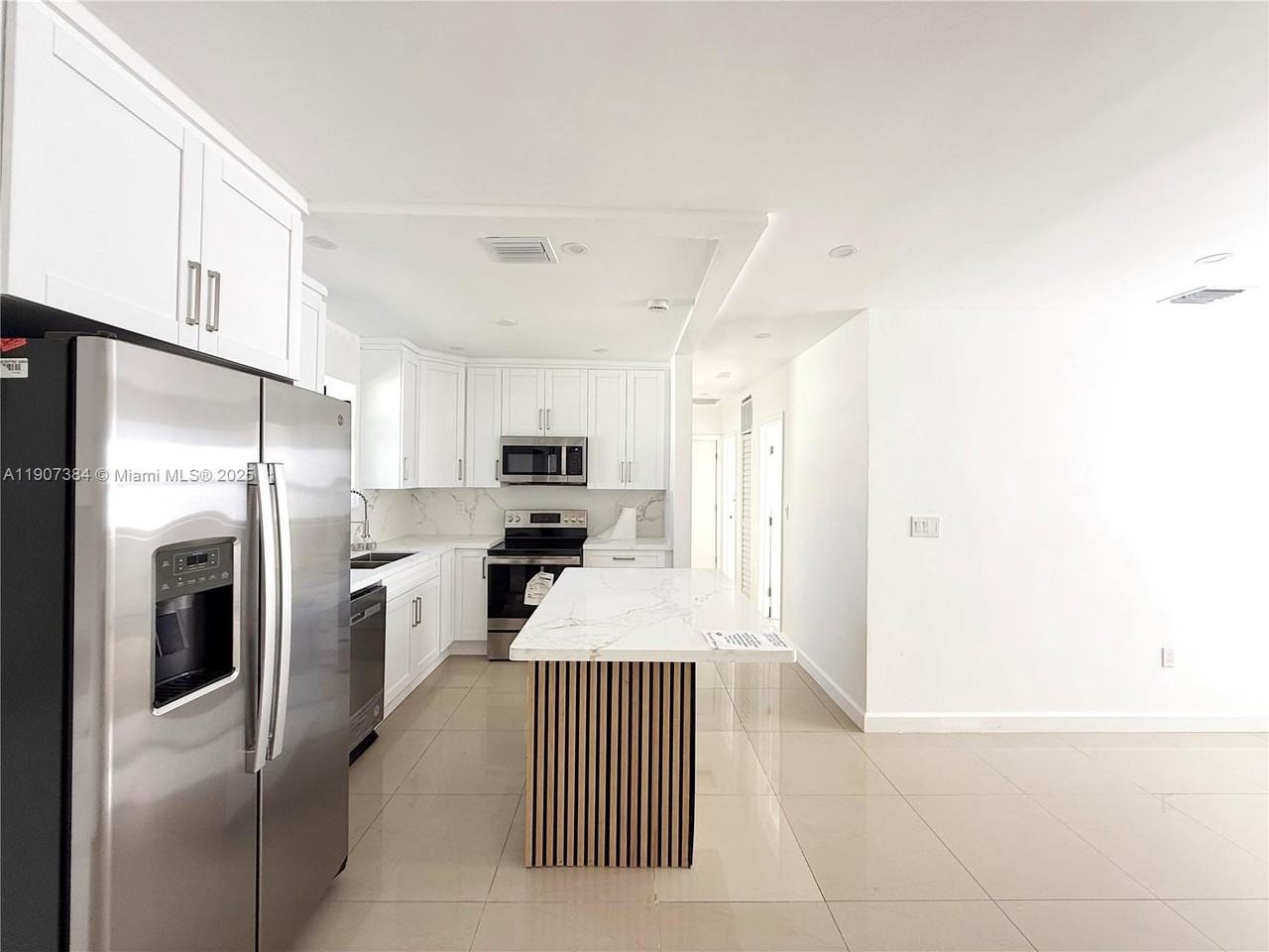 631 Ne 171st St - Photo 3 of 24