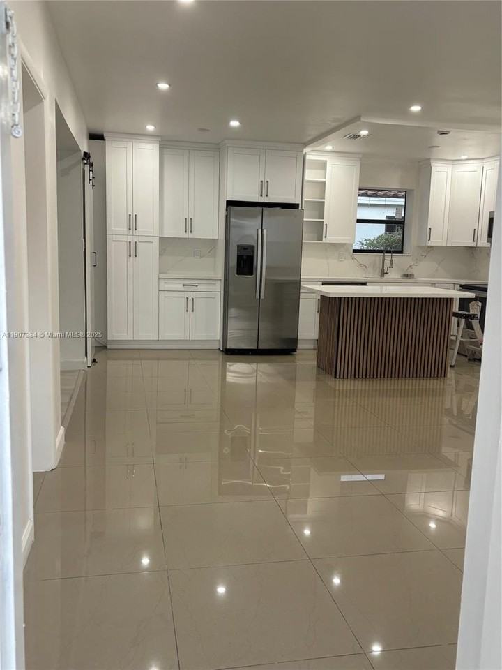 631 Ne 171st St - Photo 5 of 24