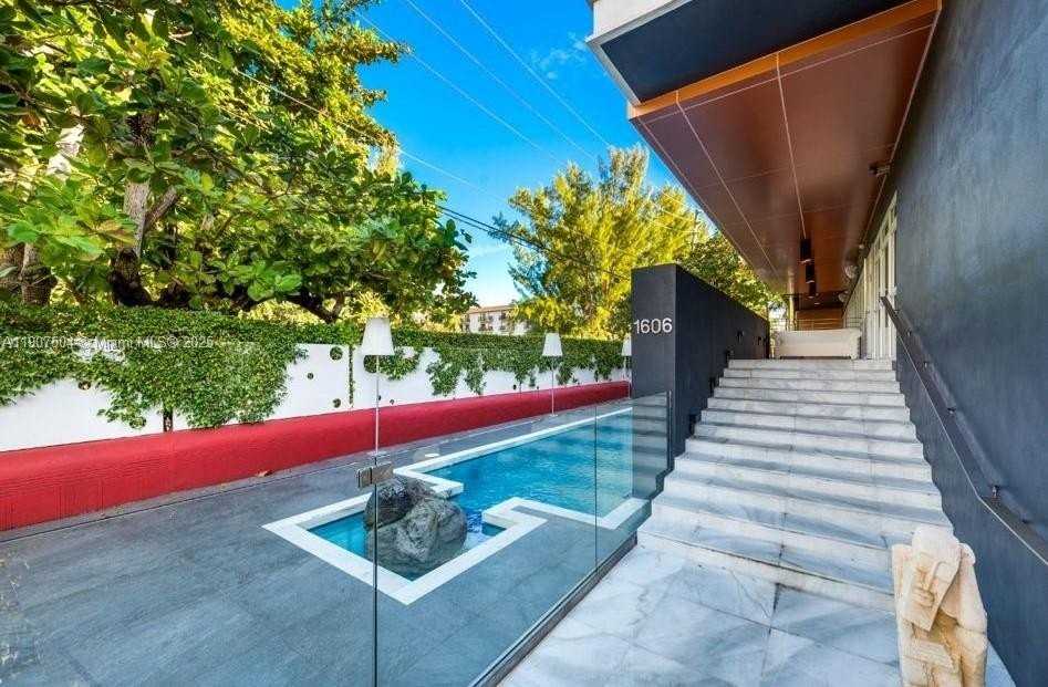 1606 S Bayshore Dr - Photo 2 of 50