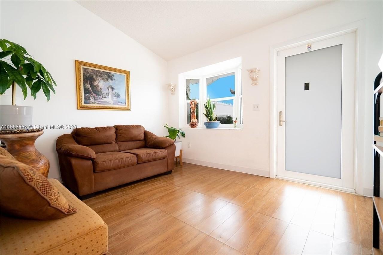 8844 Nw 113th St - Photo 3 of 12