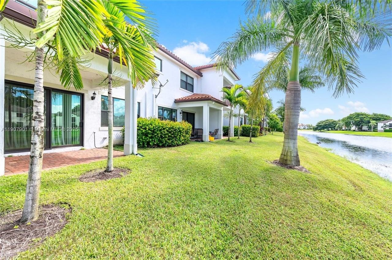 11670 Southwest 13th Lane #11670 - Photo 4 of 38