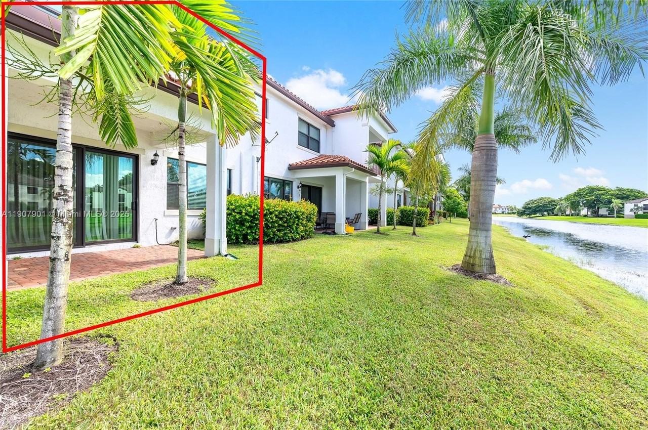 11670 Southwest 13th Lane #11670 - Photo 5 of 38