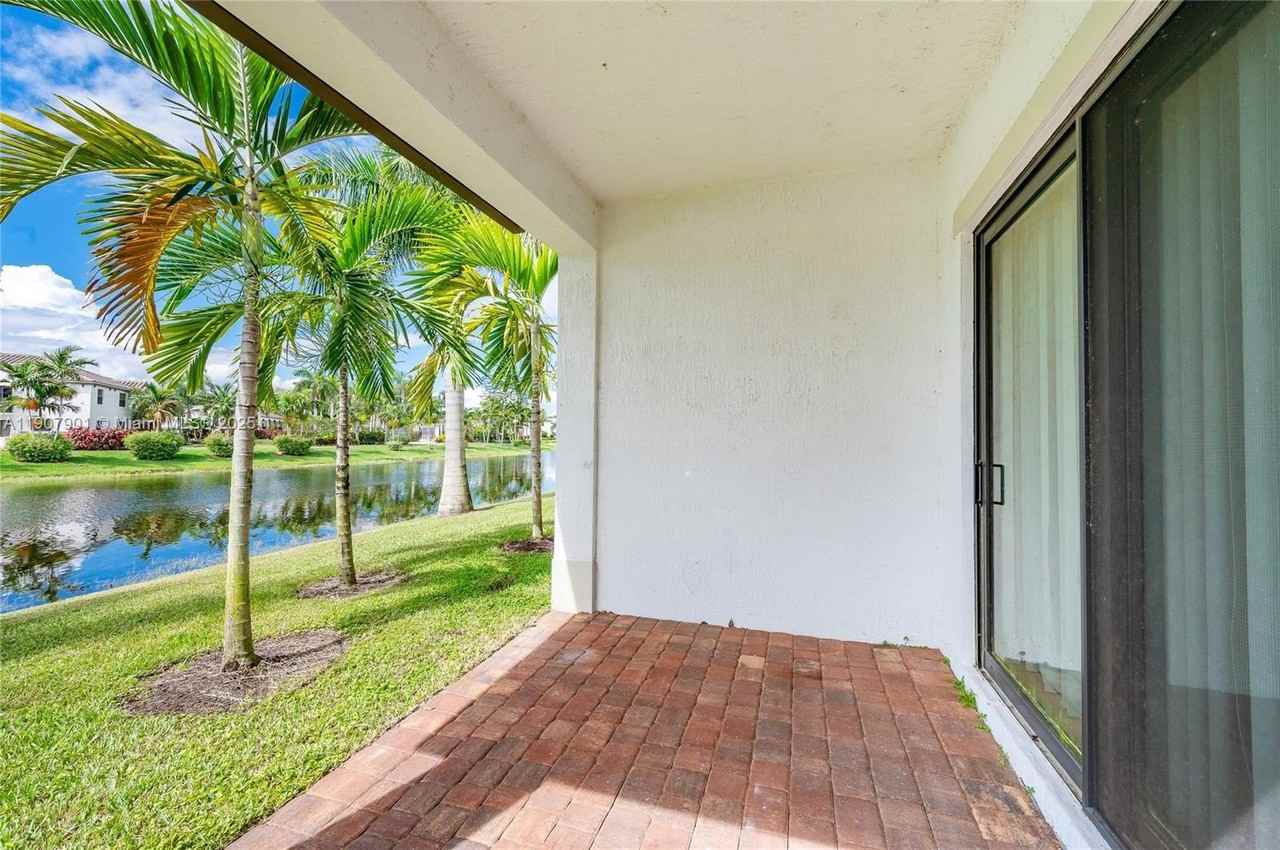 11670 Southwest 13th Lane #11670 - Photo 6 of 38