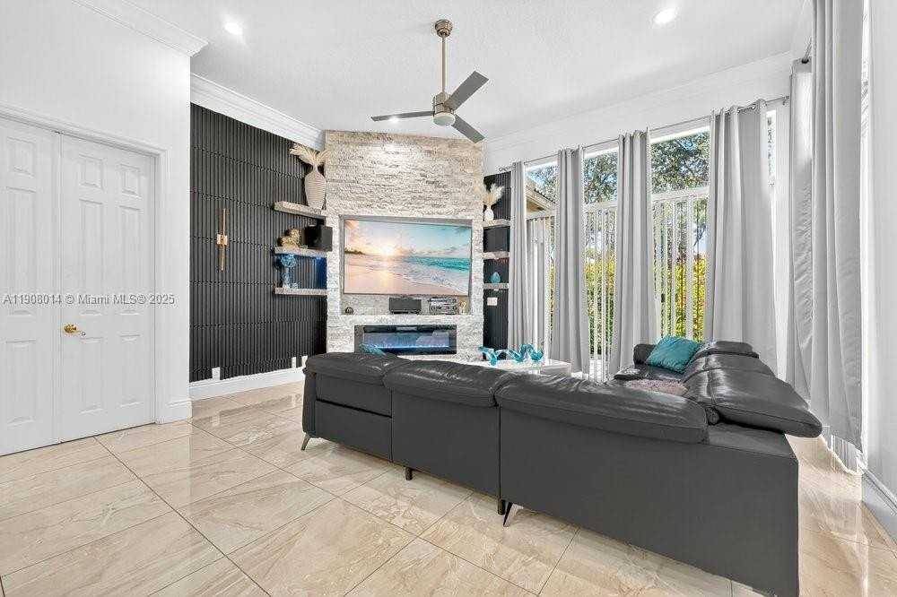 6313 Paradise Cv - Photo 5 of 37