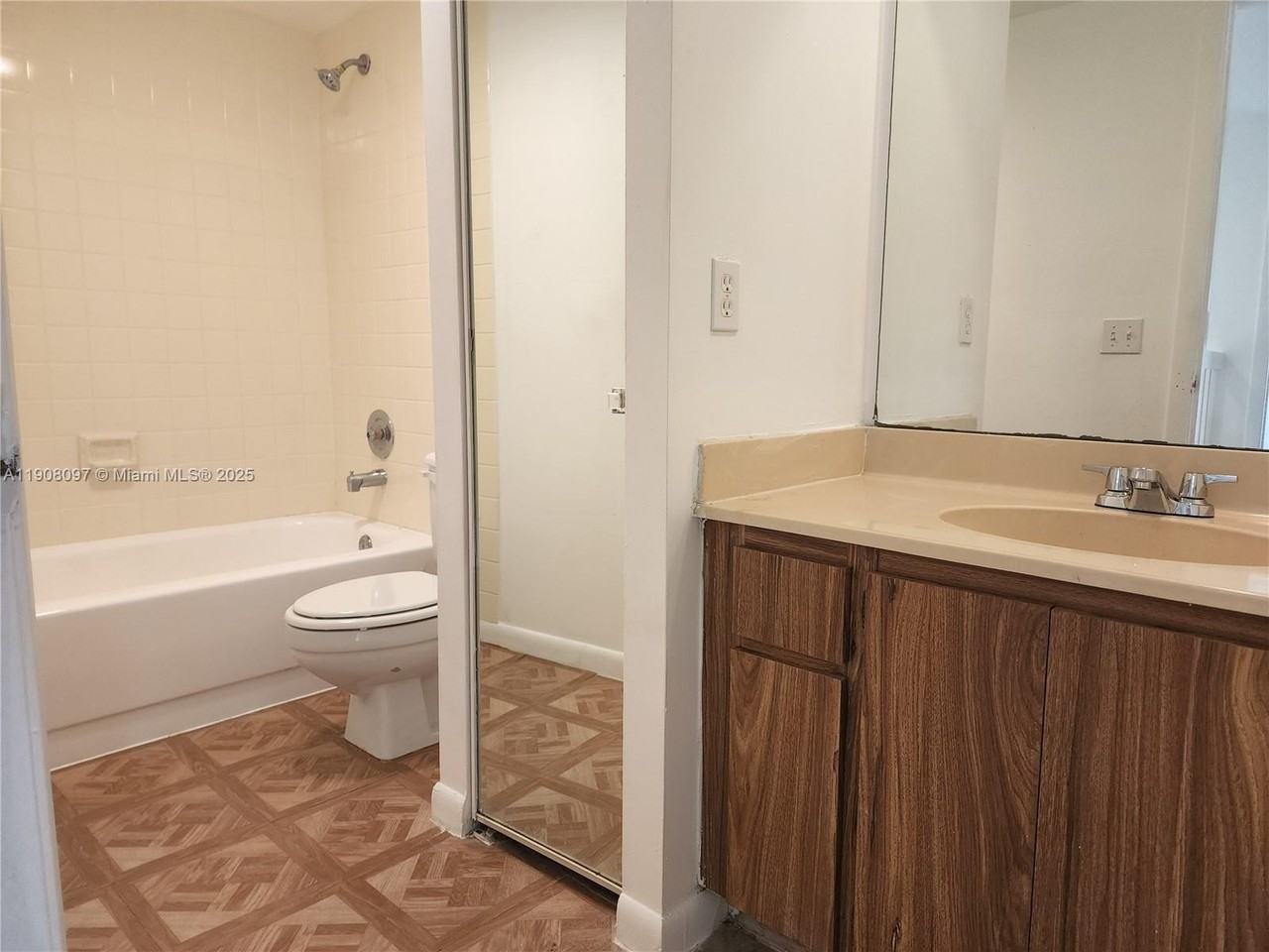 2706 27th Way #2706 - Photo 4 of 18