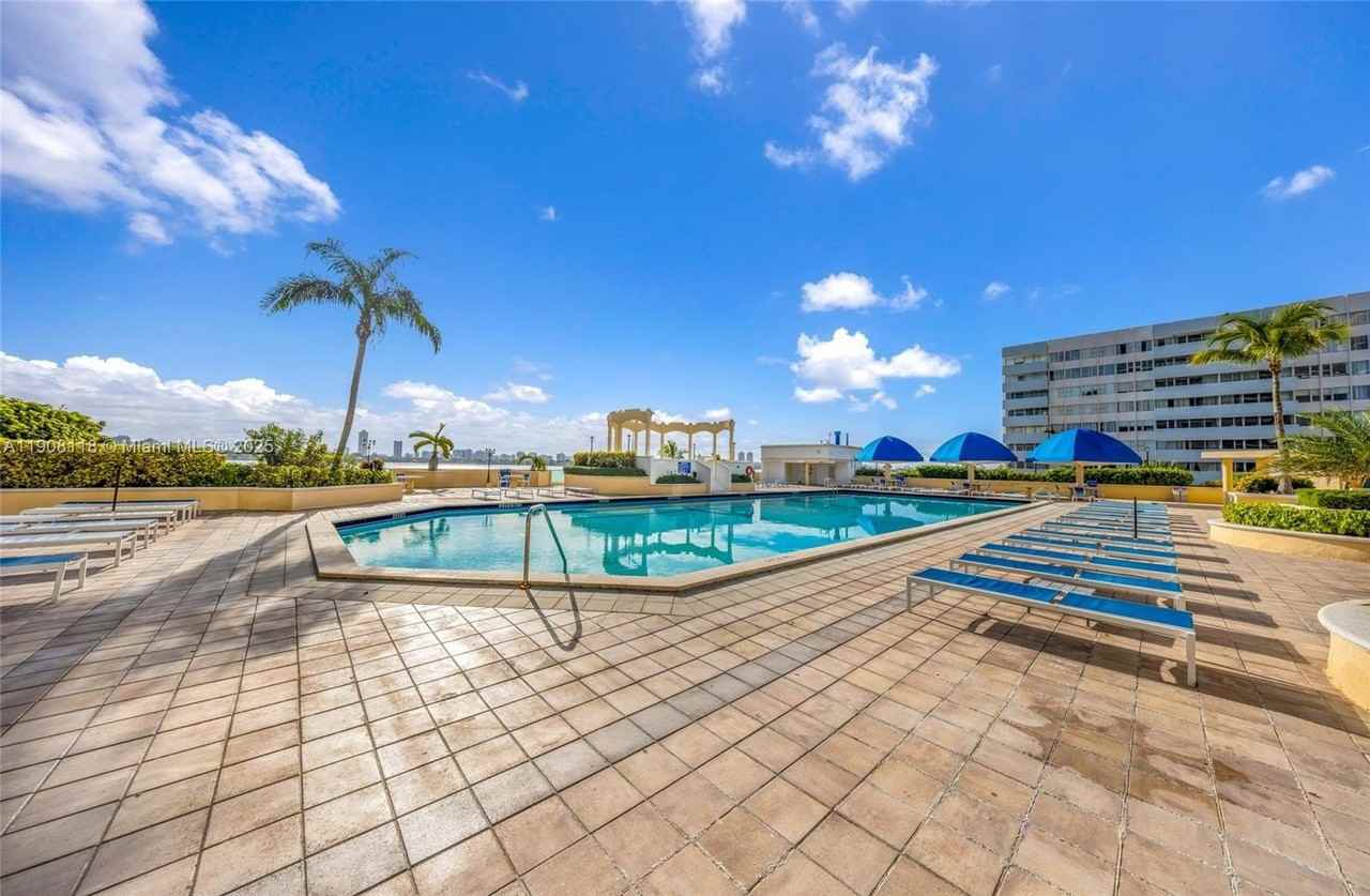 7601 E Treasure Dr #510 - Photo 4 of 28