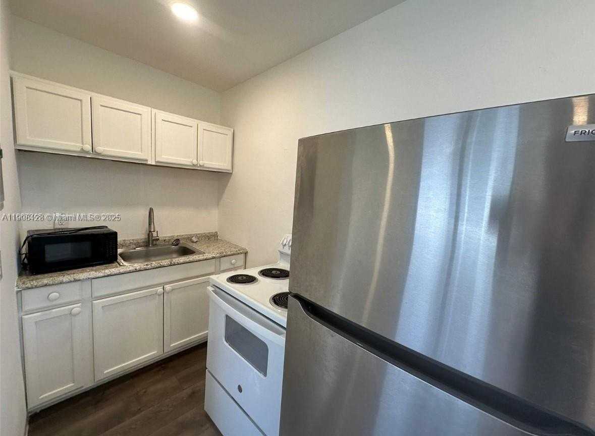 17175 Ne 19th Ave #6 - Photo 5 of 12