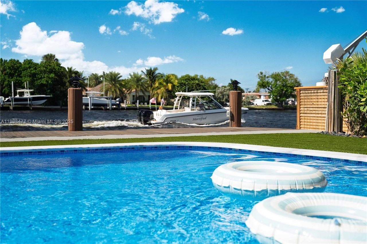 309 S Riverside Dr - Photo 3 of 23