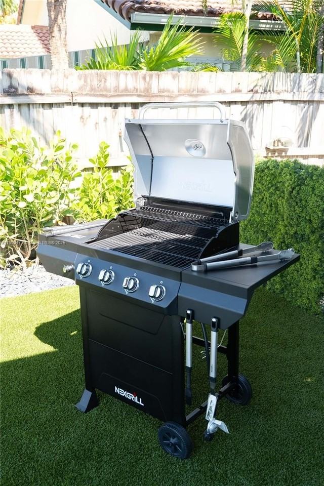 309 S Riverside Dr - Photo 4 of 23