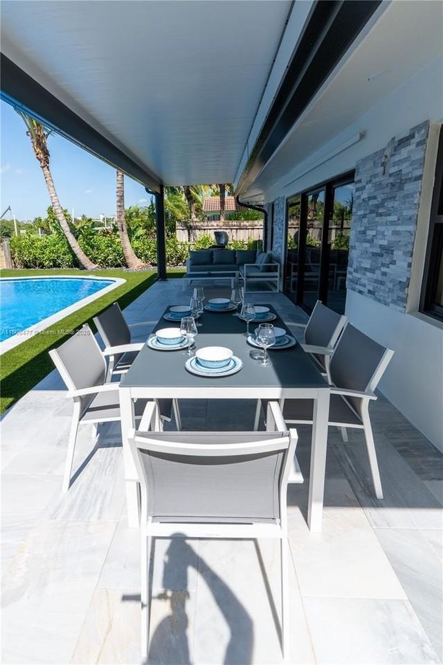 309 S Riverside Dr - Photo 5 of 23