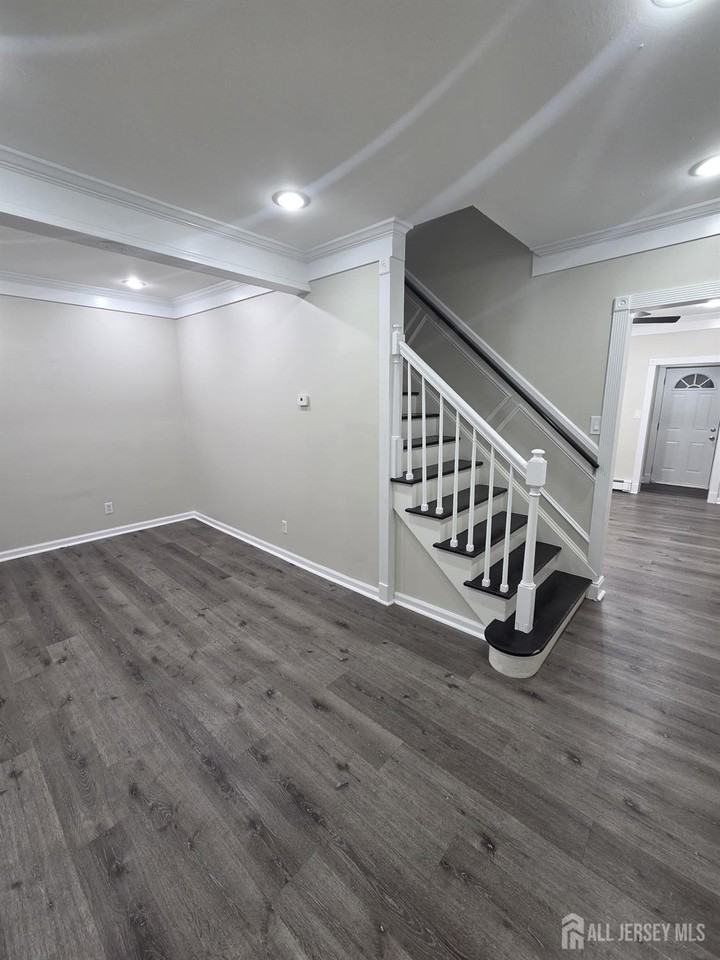 537 Harrington St - Photo 2 of 16