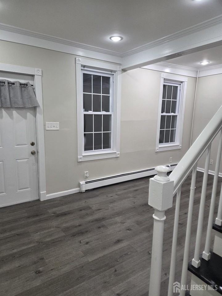 537 Harrington St - Photo 4 of 16