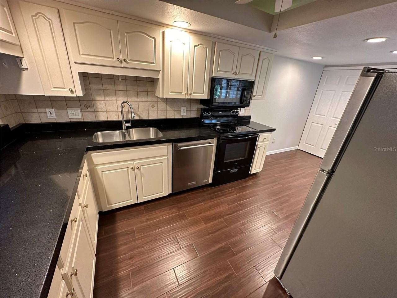 1539 Pickwood Ave - Photo 6 of 16