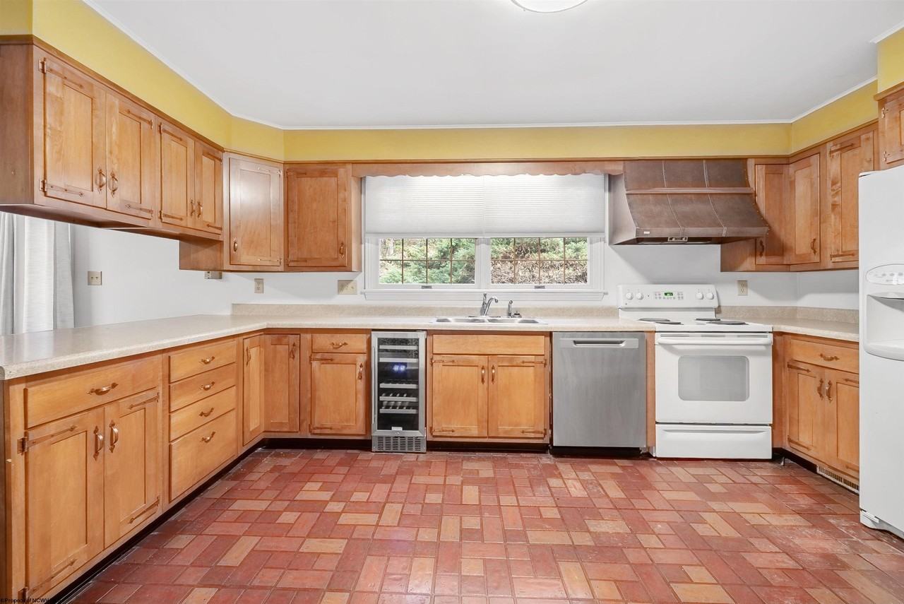 272 Lakeview Dr - Photo 7 of 41