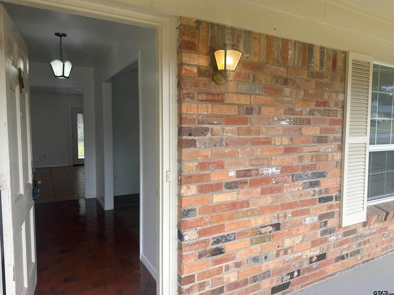 2213 Suanne Dr - Photo 2 of 32