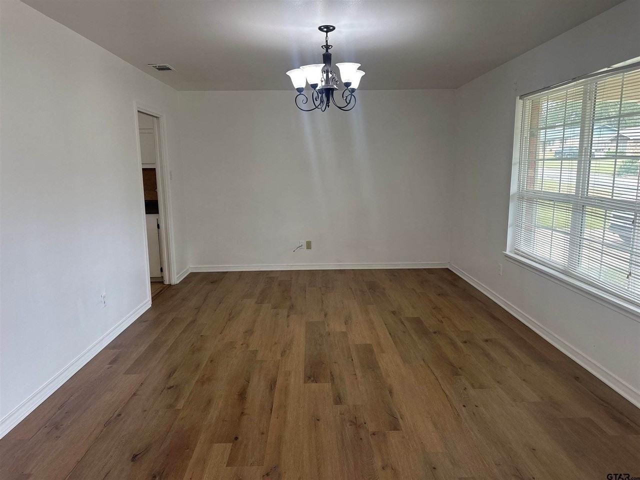 2213 Suanne Dr - Photo 4 of 32