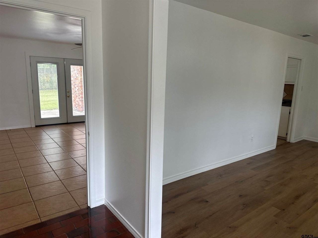 2213 Suanne Dr - Photo 5 of 32