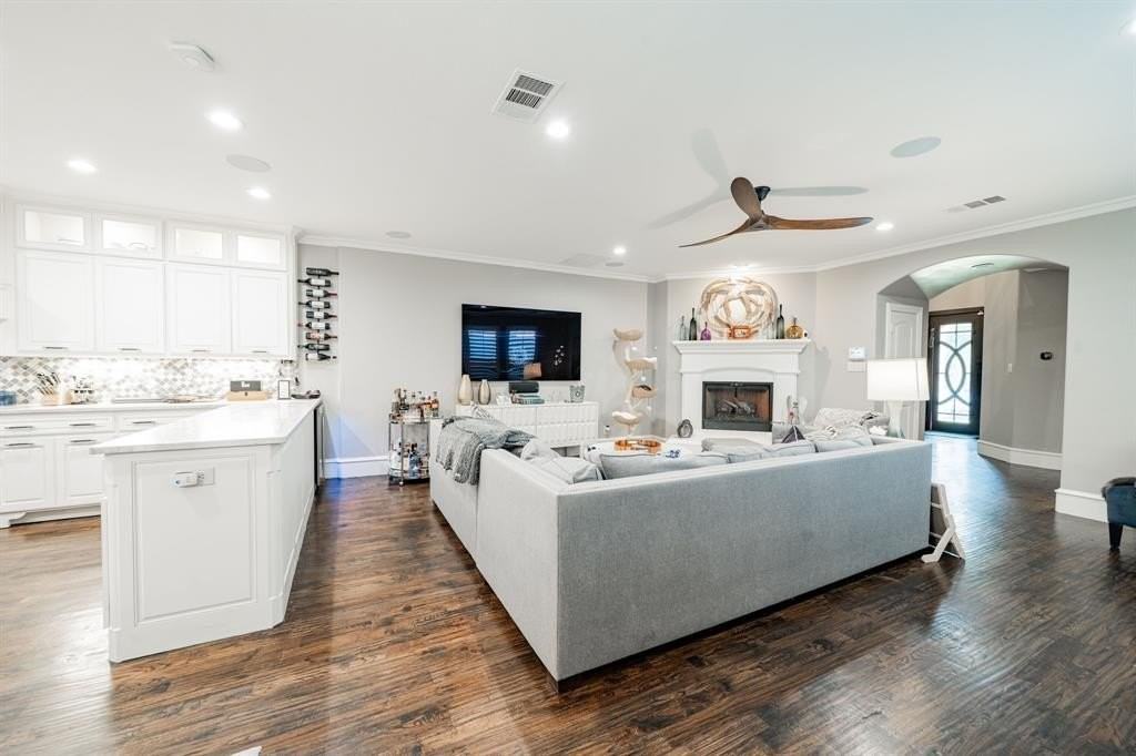 5517 Longview St - Photo 6 of 37