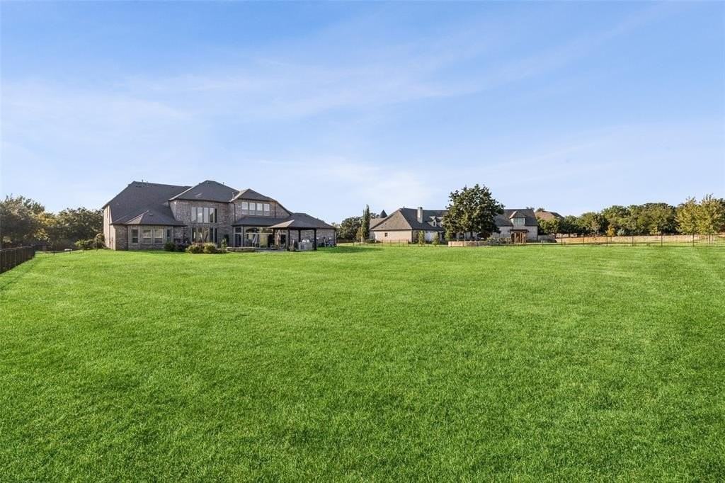 715 Simmons Rd - Photo 3 of 40