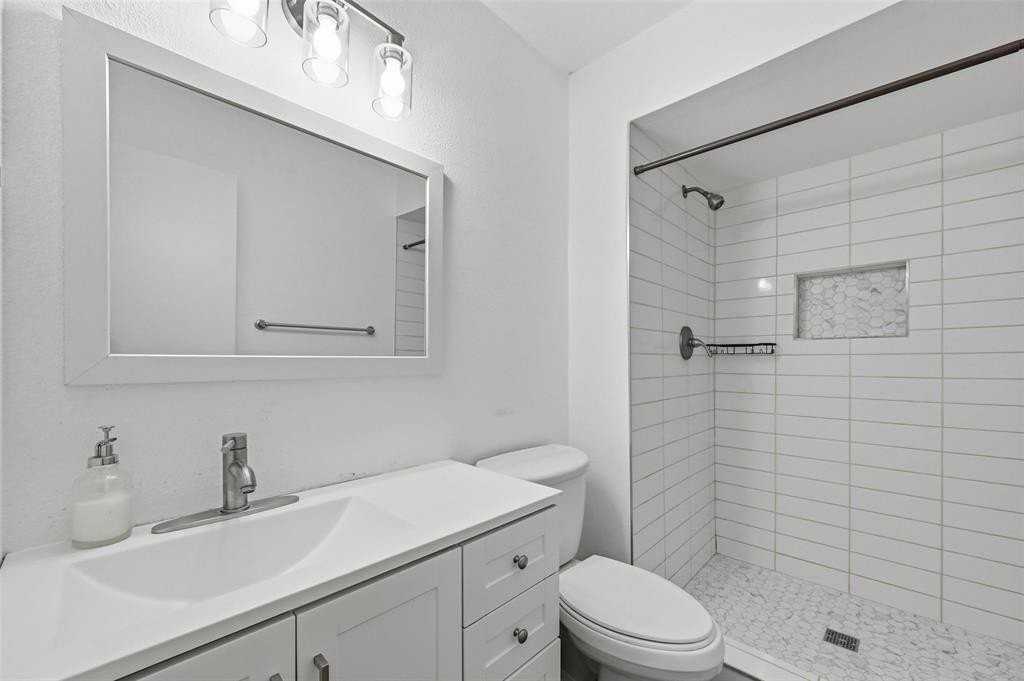 1421 Bosque Dr - Photo 4 of 18