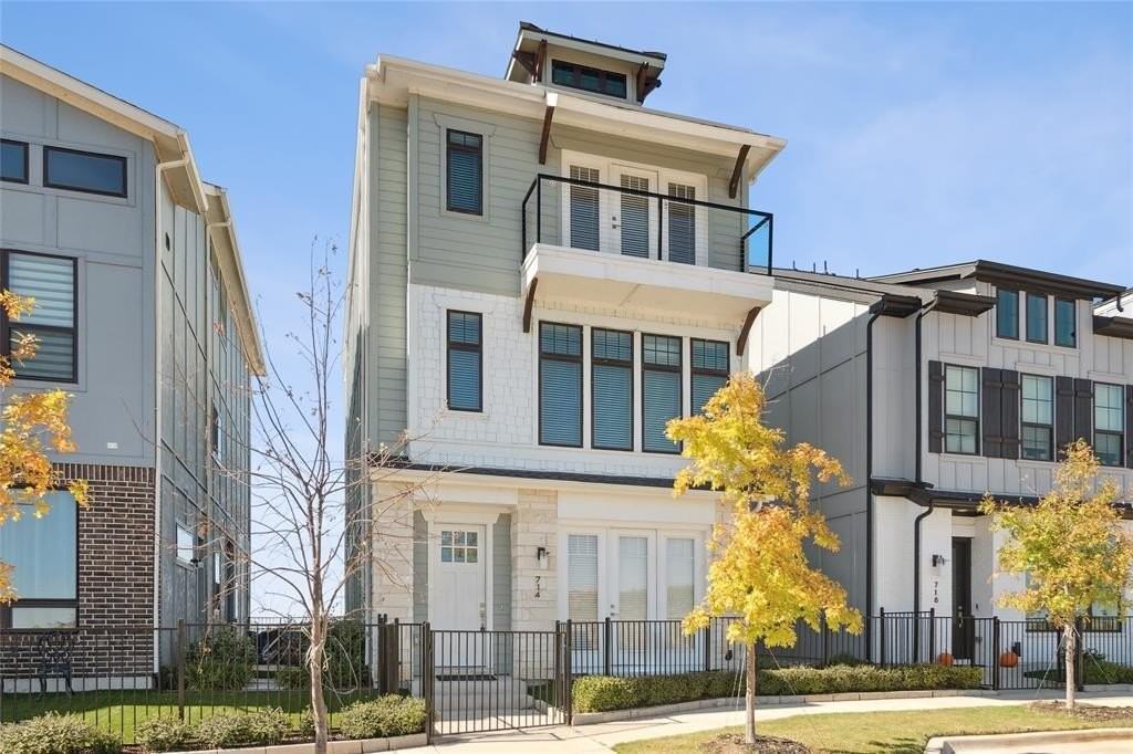 714 Resort Dr - Photo 2 of 30