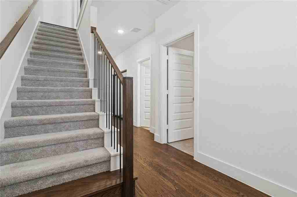 714 Resort Dr - Photo 3 of 30