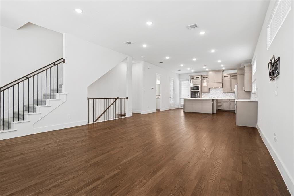 714 Resort Dr - Photo 4 of 30