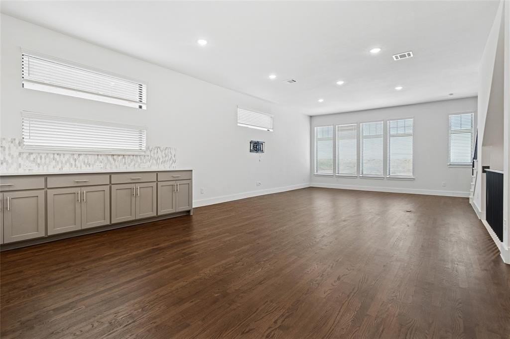 714 Resort Dr - Photo 5 of 30