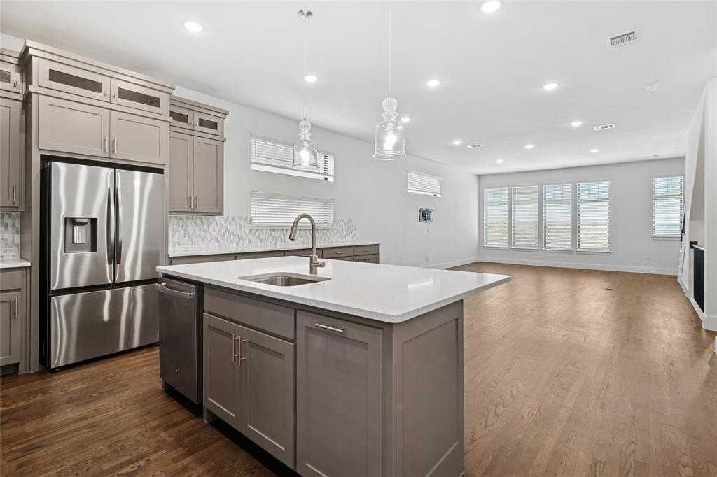 714 Resort Dr - Photo 7 of 30