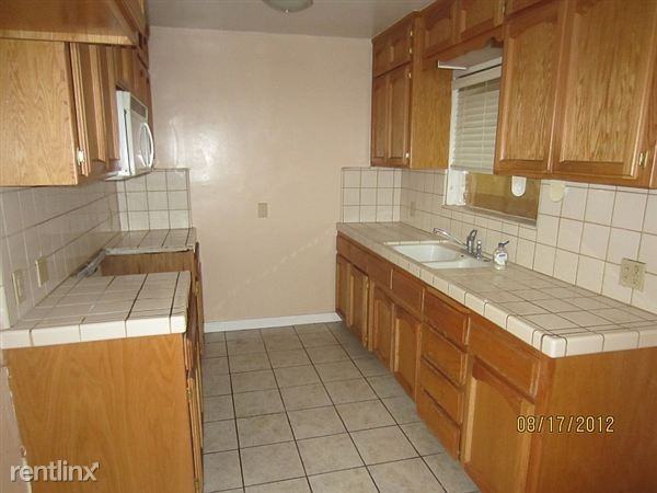 1595 N Vagedes Ave - Photo 3 of 9