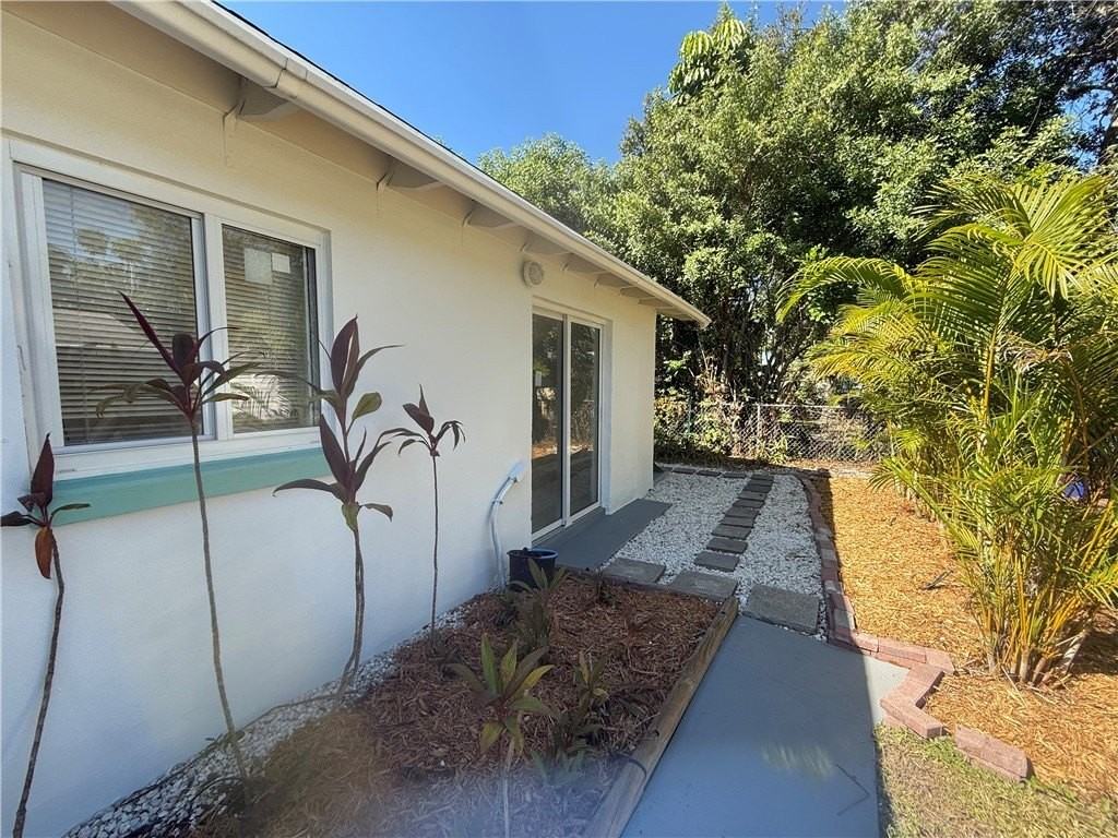 2363 De Soto Ave - Photo 2 of 12