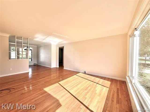 2180 Vernier Rd - Photo 5 of 31