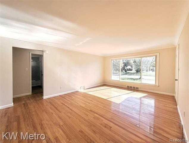 2180 Vernier Rd - Photo 6 of 31