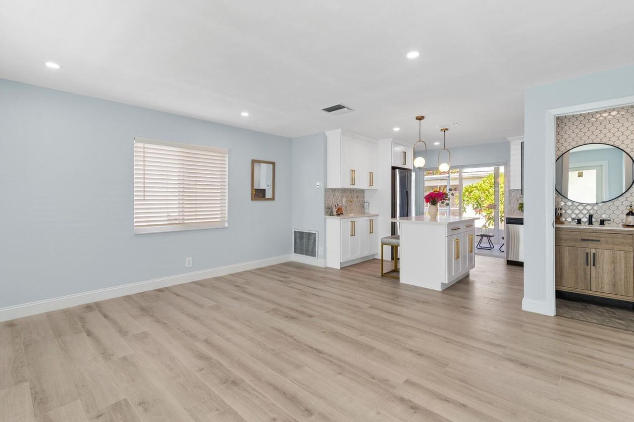 902 Southwest 17th Street - Photo 3 of 28